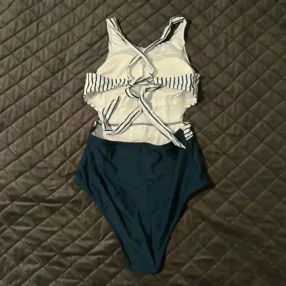 COPY - Women’s bathing suit - Picture 2 of 3